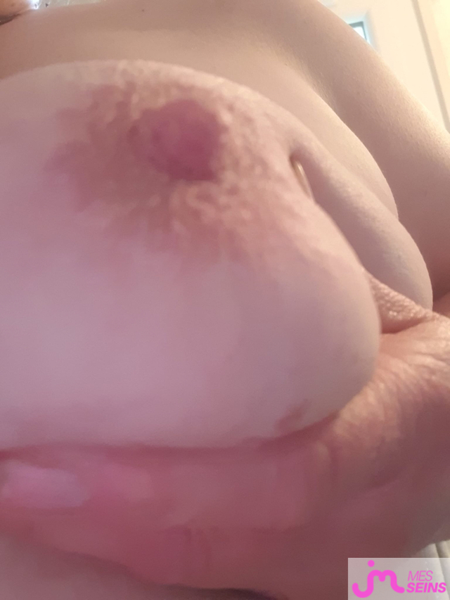 Les tr&egrave;s gros seins de Desenvies630