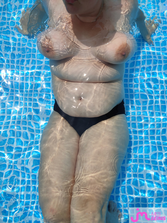 Photos de seins : piscine