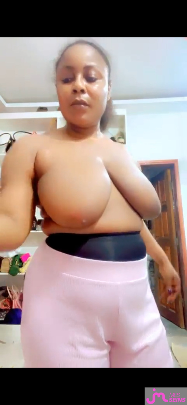 Les seins &eacute;normes de Atar867977