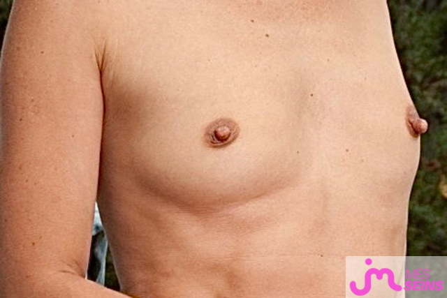 Photos de seins : Ses petits seins 