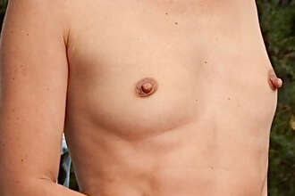 Photos de seins : Ses petits seins 