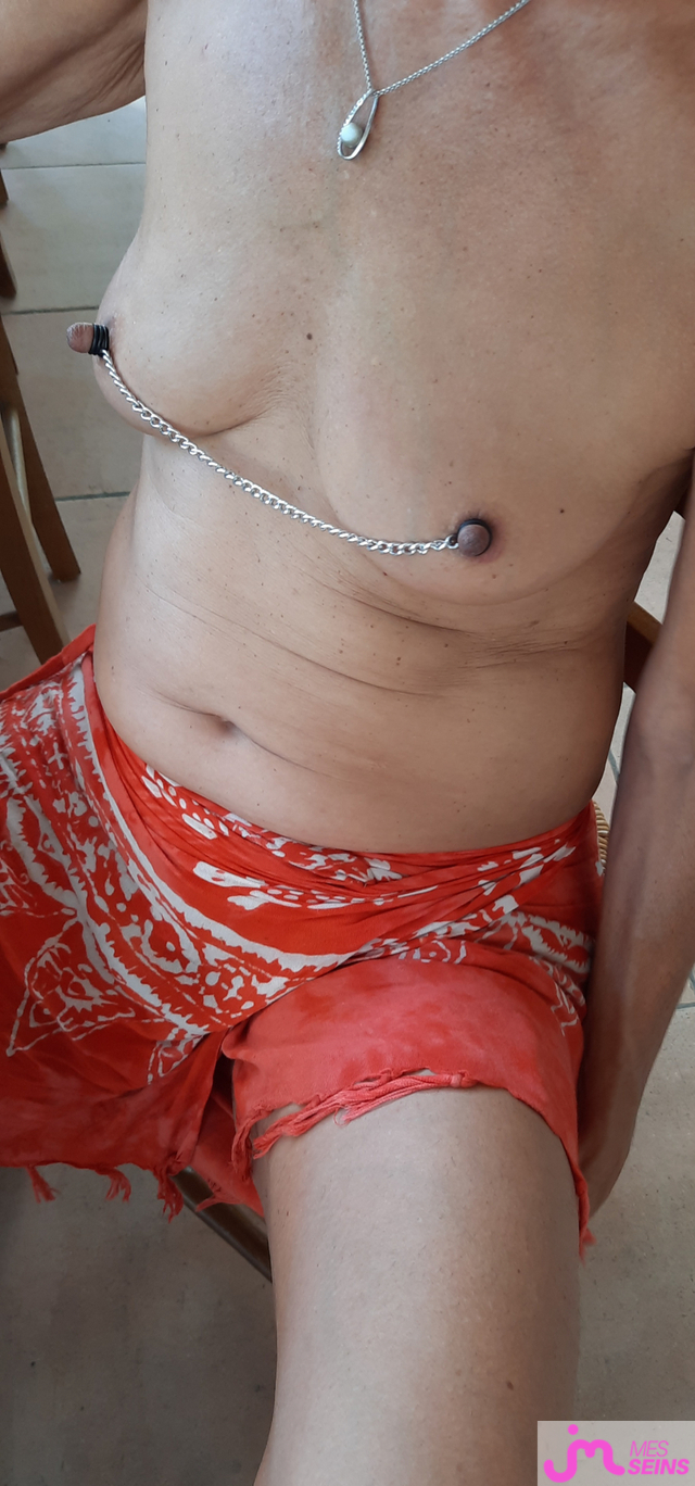 Les seins moyens de Long t&eacute;tons 