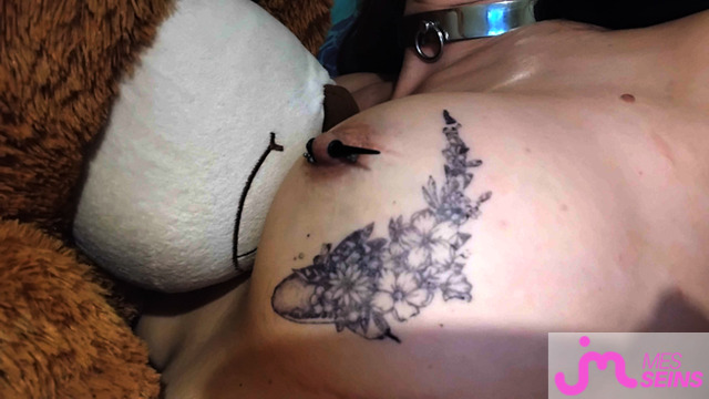 Les tr&egrave;s gros seins de GothQueen