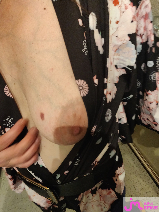 Les gros seins de seins naturels 