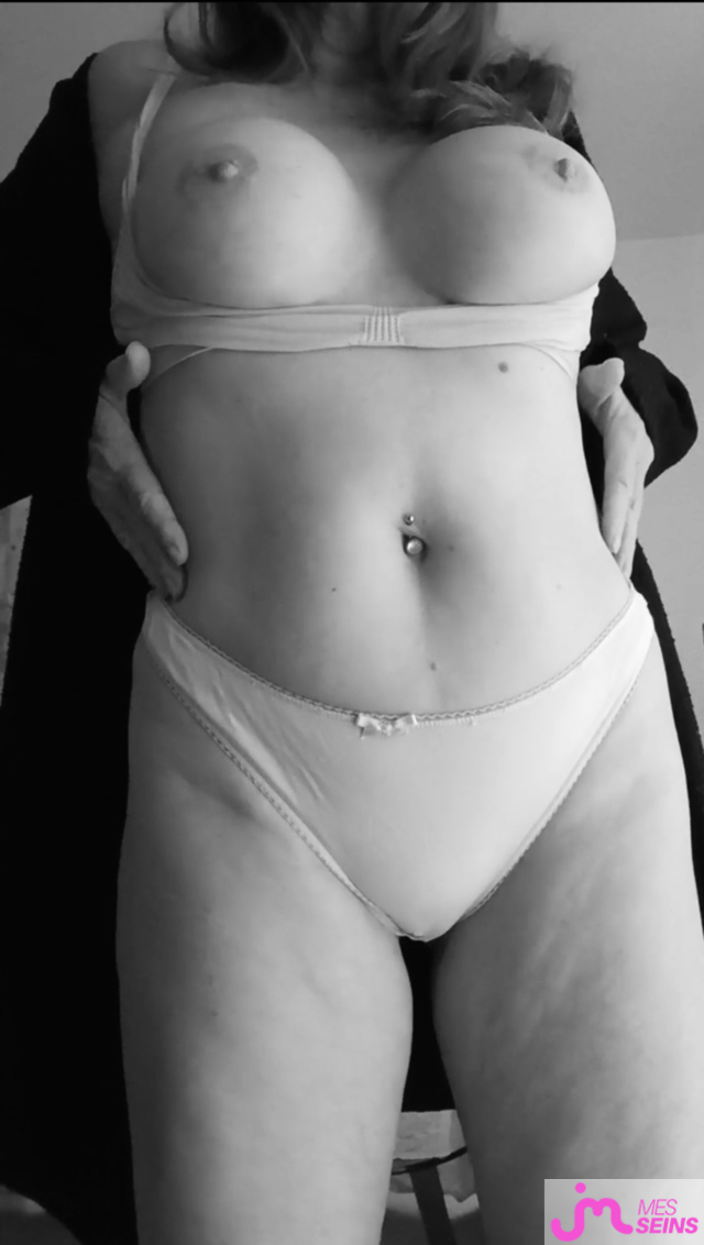 Les tr&egrave;s gros seins de Theafab