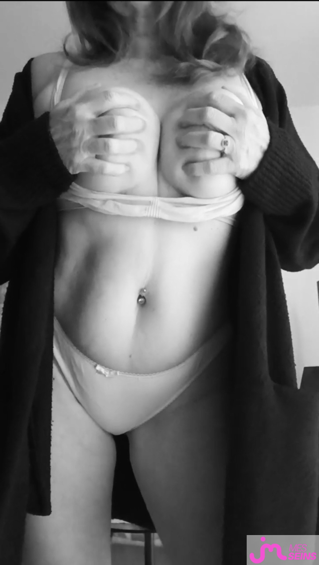 Les tr&egrave;s gros seins de Theafab