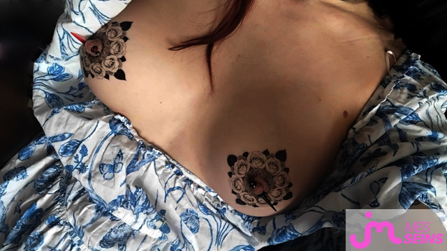 Photos de seins : Fleur bleue