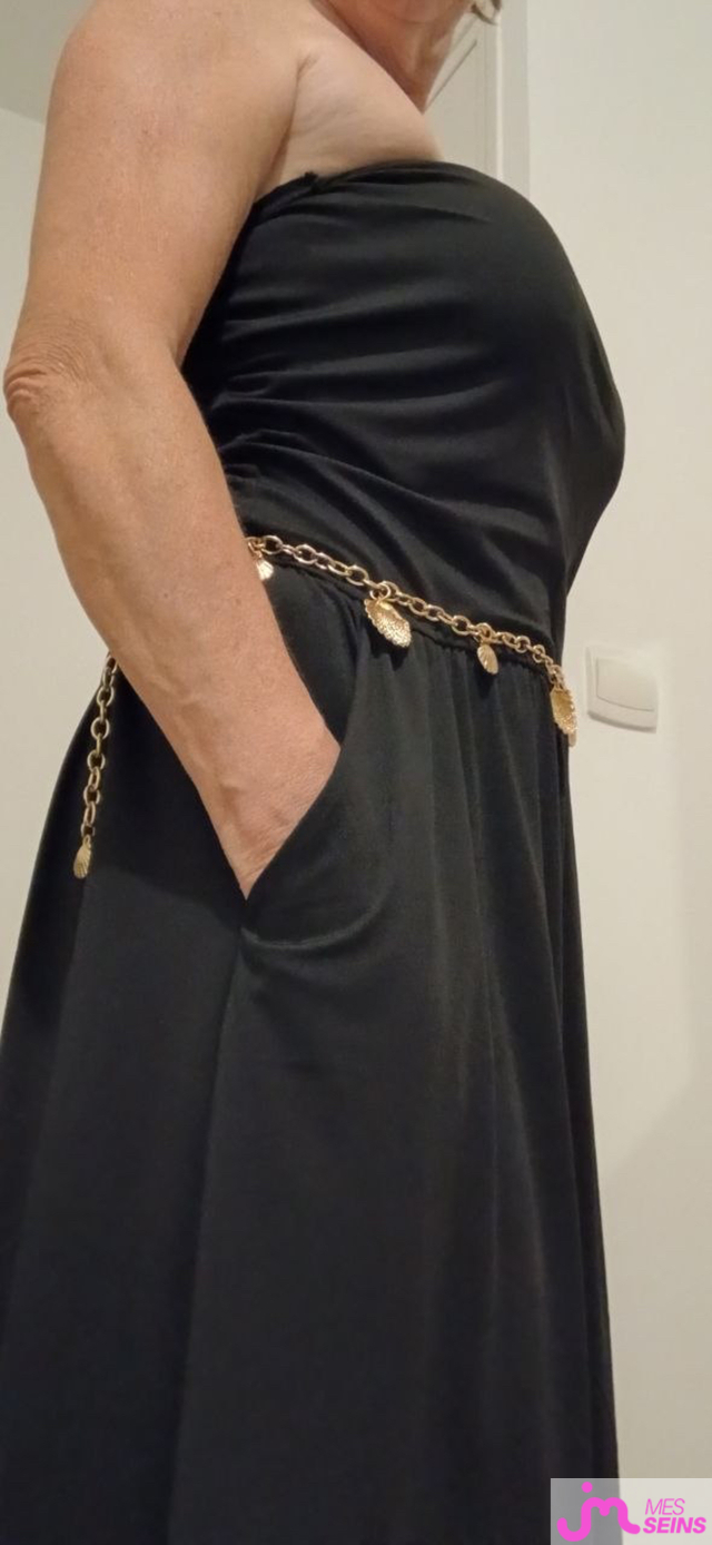 Photos de seins : Robe noir 