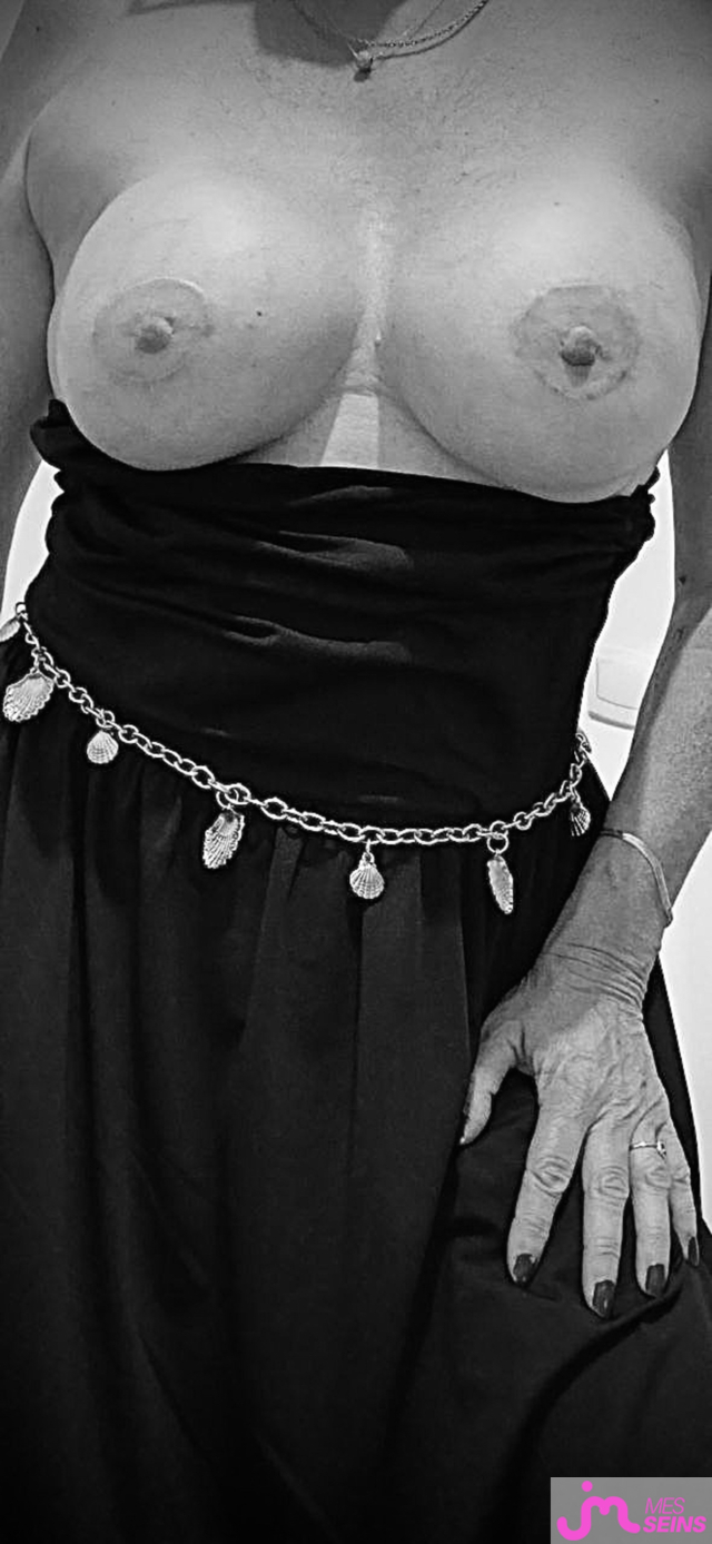 Les tr&egrave;s gros seins de Theafab