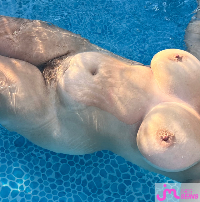 Les seins &eacute;normes de Fantasmeexhib