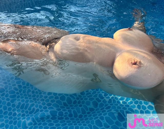 Les seins &eacute;normes de Fantasmeexhib