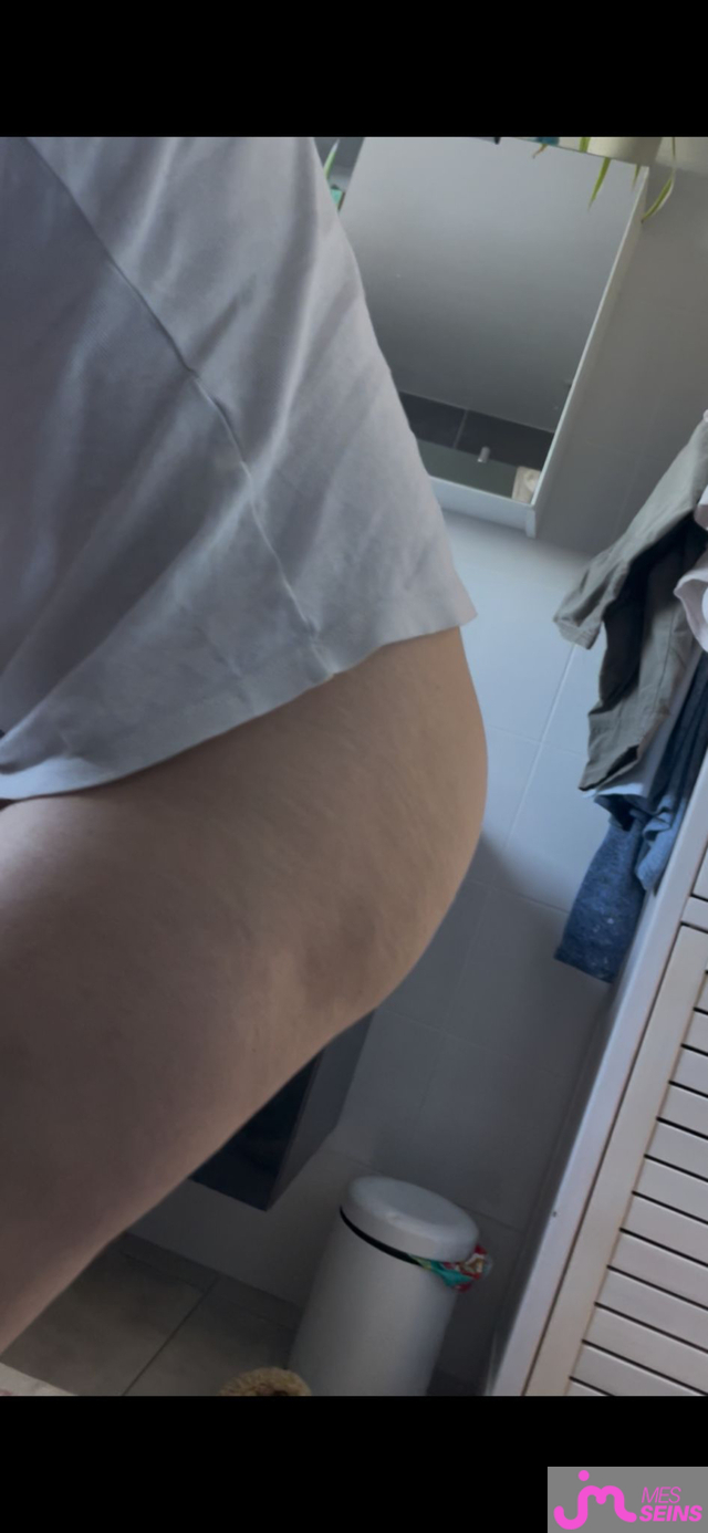 Photos de seins : Madame, dans la salle de bain le matin