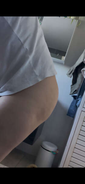 Photos de seins : Madame, dans la salle de bain le matin