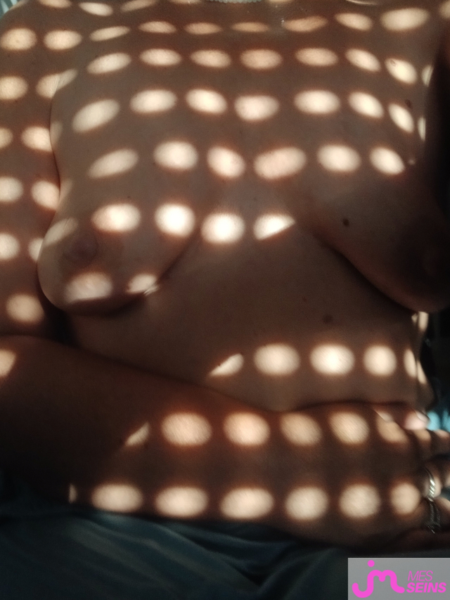 Photos de seins : Lumi&egrave;re du petit matin d'&eacute;t&eacute; 