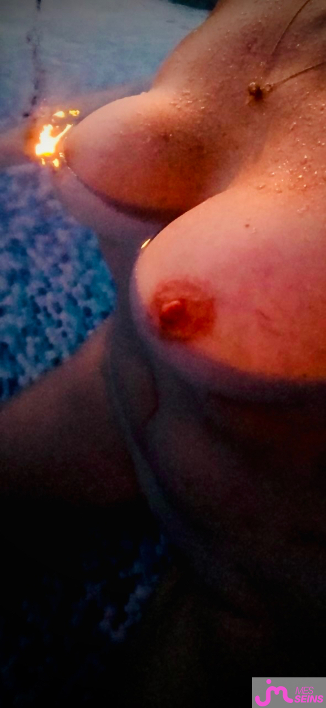 Les tr&egrave;s gros seins de Theafab