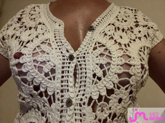 Photos de seins : T&eacute;tons pris dans le filet