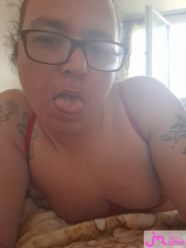 Les petits seins de Bella31400