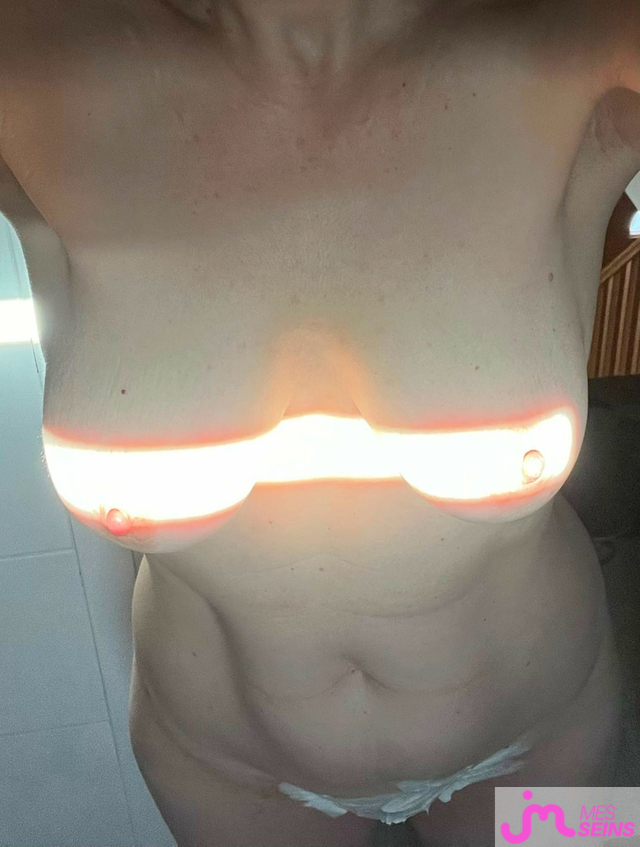 Les tr&egrave;s gros seins de Danielphotographe