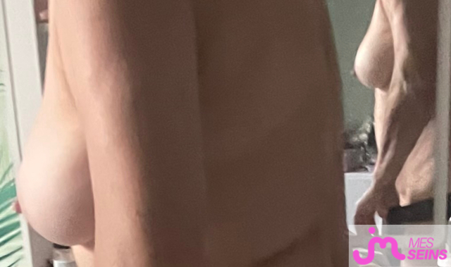 Les tr&egrave;s gros seins de Mature66