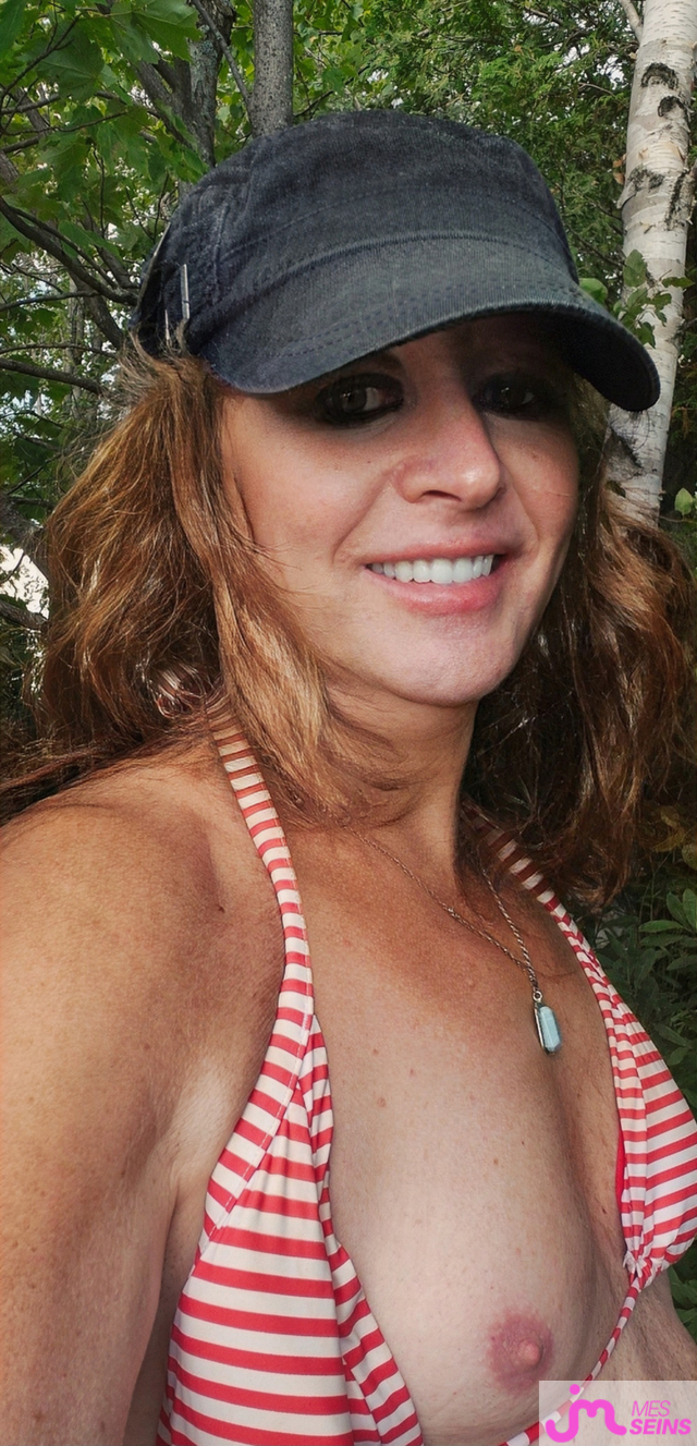 Les seins moyens de Cathy 