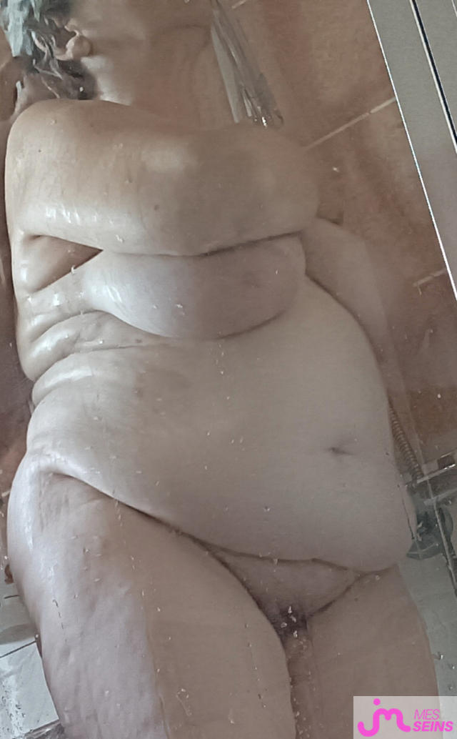 Les tr&egrave;s gros seins de Lolo4145