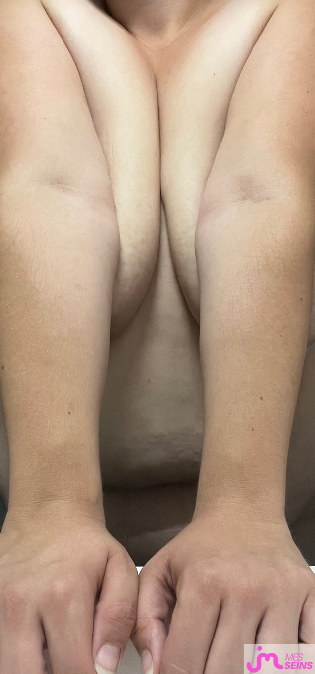 Photos de seins : Dans la salle de bain