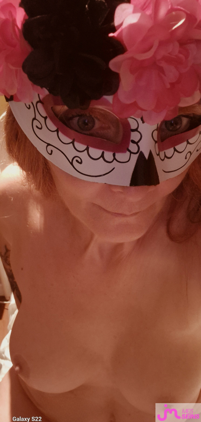 Photos de seins : Nue et masqu&eacute;e...venise ou rome?
