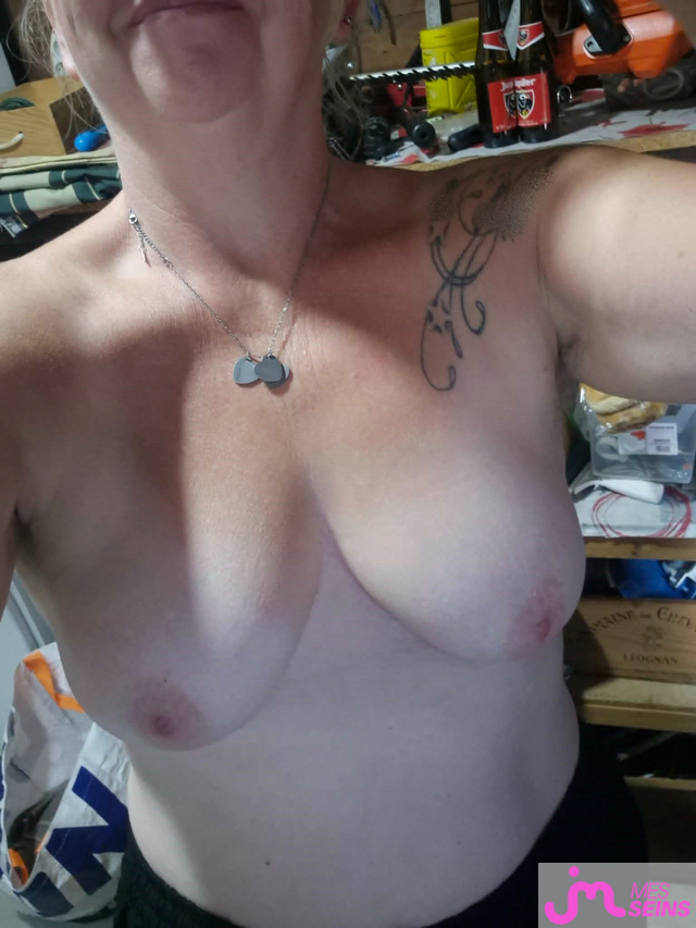 Les seins moyens de coucouniette