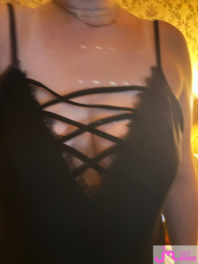 Les tr&egrave;s gros seins de Petiteetronde