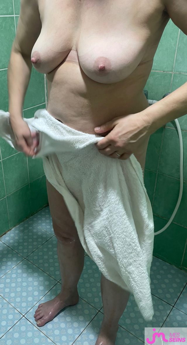 Les tr&egrave;s gros seins de Mature66