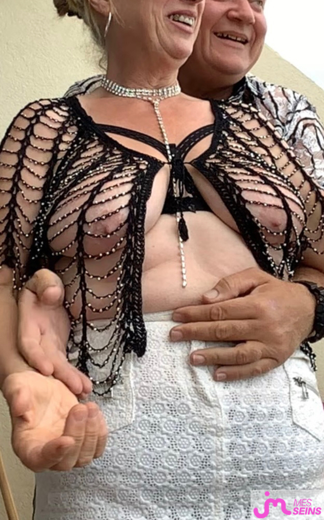 Les tr&egrave;s gros seins de konie