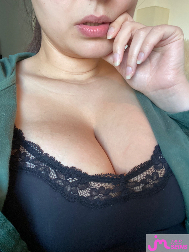 Les seins &eacute;normes de Vanessa__
