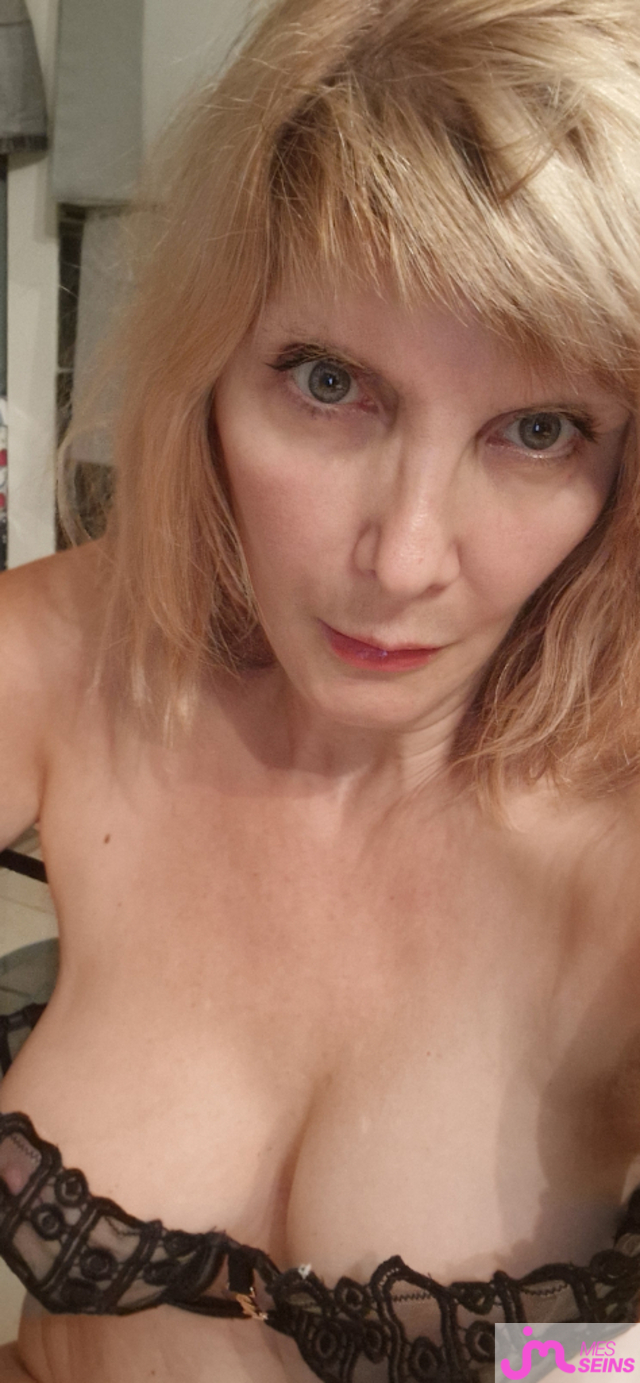 Les tr&egrave;s gros seins de Lolafromeast