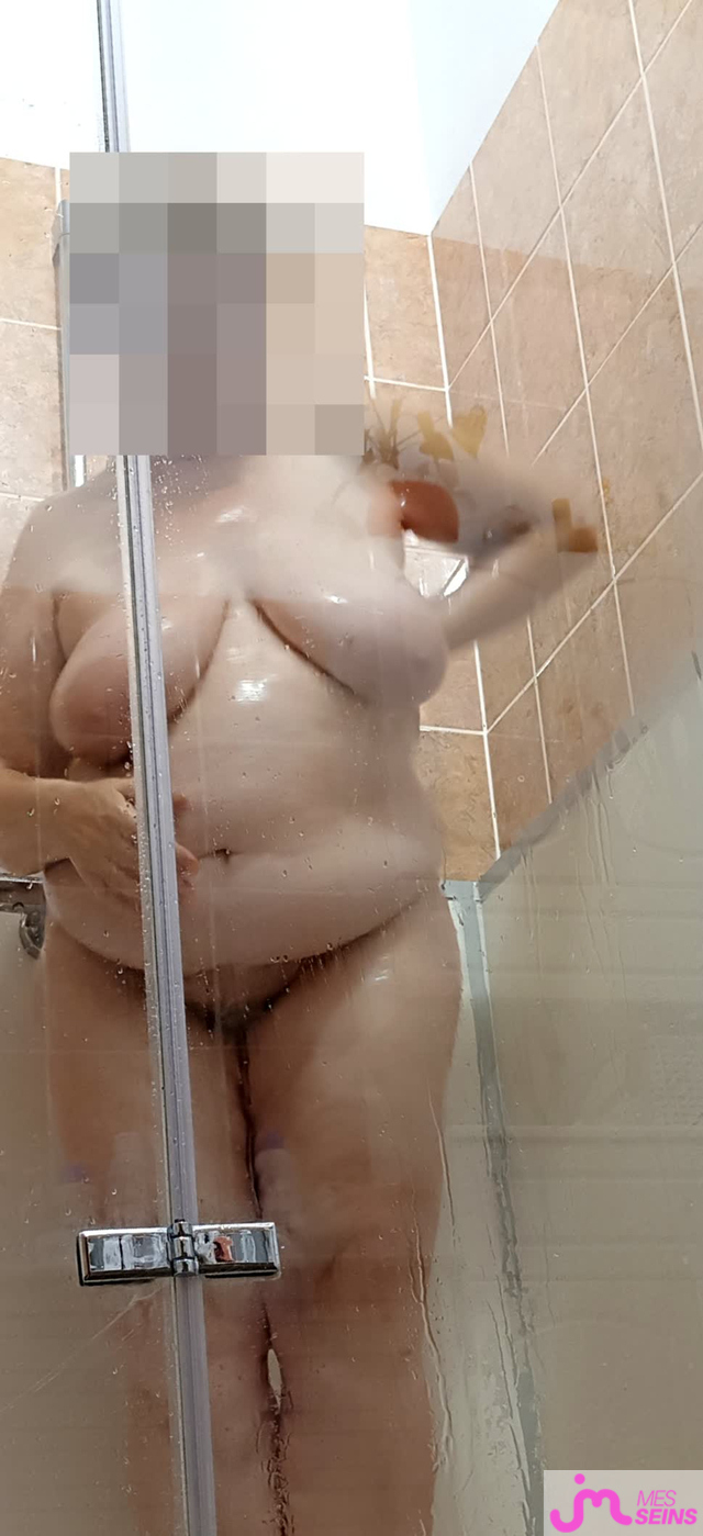 Les tr&egrave;s gros seins de Lolo4145