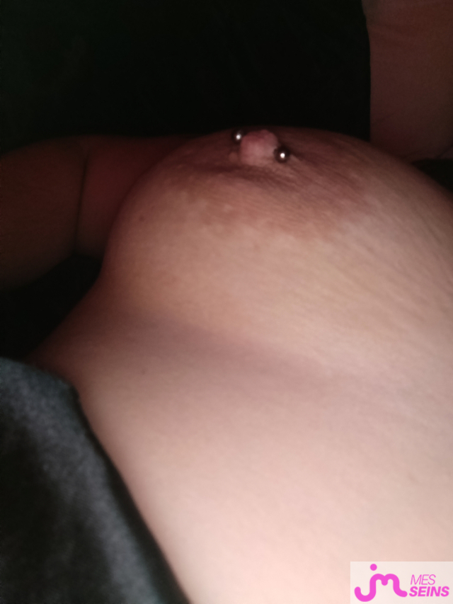 Les seins moyens de Miss timide 