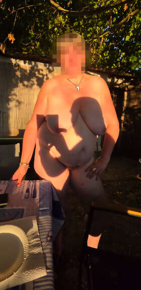 Photos de seins : Petit repas du soir