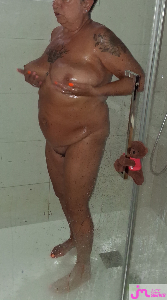 Photos de seins : Apr&egrave;s la douche