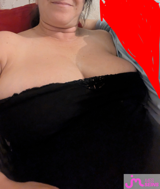 Les tr&egrave;s gros seins de Miss 105D
