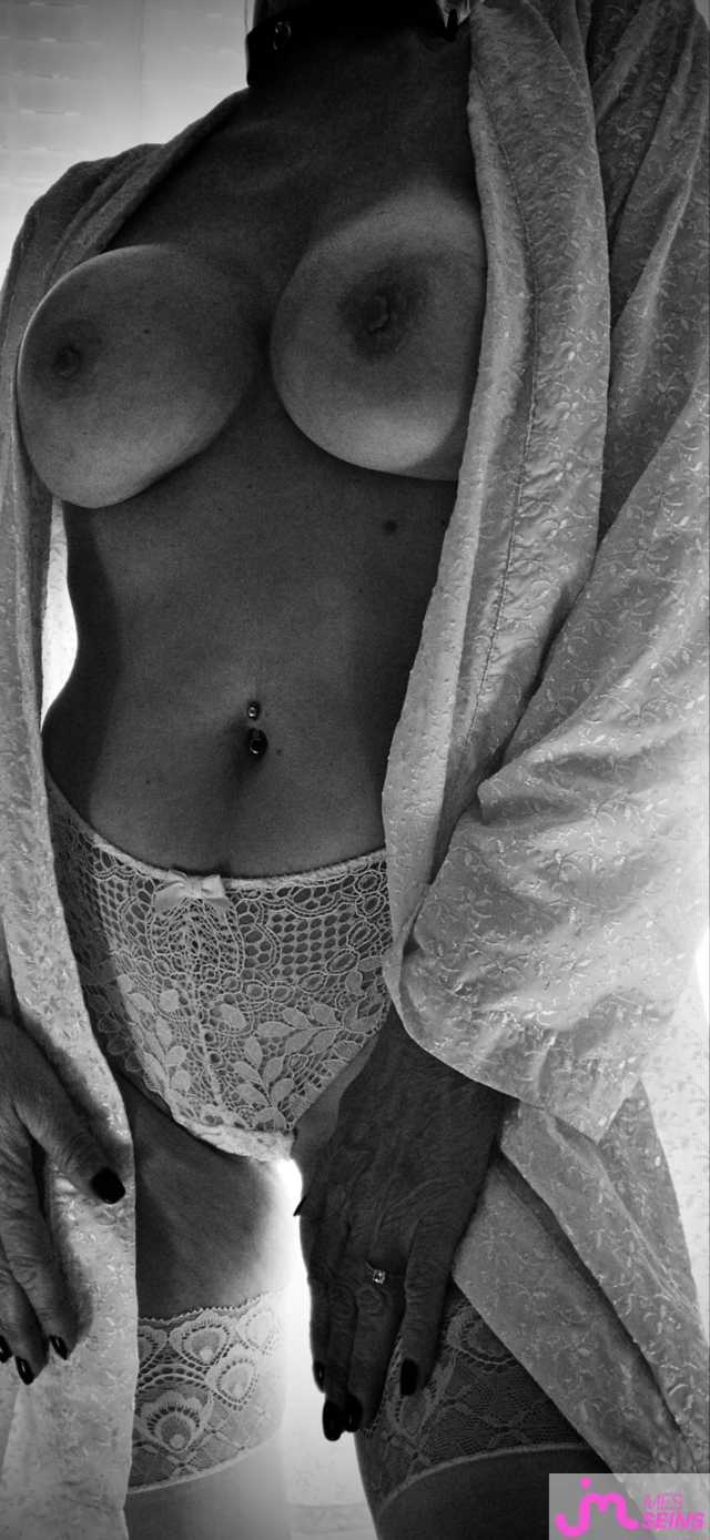 Les tr&egrave;s gros seins de Theafab